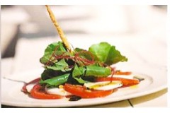 Domatesli ve Rokalı Mozzarella Salatası